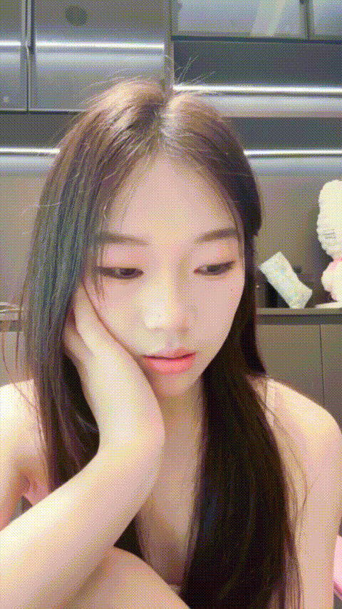 热舞女神【黎巴啦呀】清纯少女 全身雪白 长腿嫩穴 收费房终于秀了 完美G奶 热舞+自慰_.gif