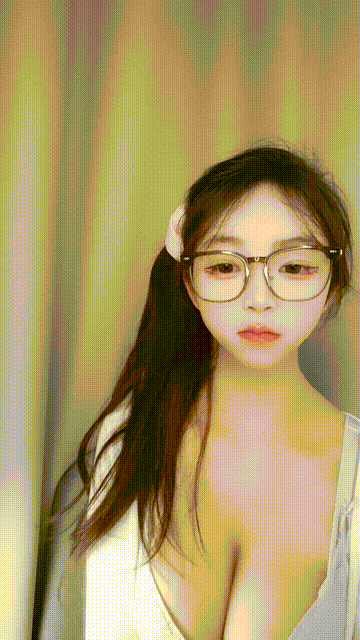 ⚫️最新流出，初恋般的感觉，超清纯美少女【你的草莓蛋糕】下海福利，神级超软巨乳乱.gif
