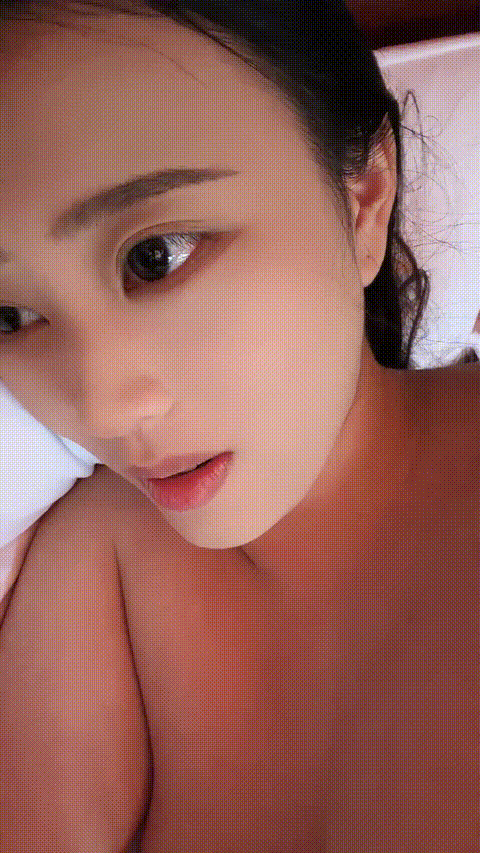 【小鱼糕冷】巨乳空姐 温泉会所 逼毛很多但是逼逼粉嫩 水中无套后入 道具自慰 爽死啦 .gif