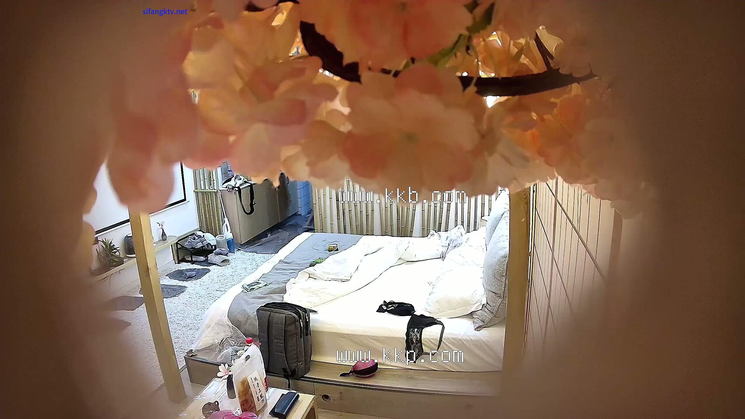 酒店樱花房偷拍 穿上汉服自拍男友把持不住后入超级兴奋.mp4_20251113_130255.443.jpg.jpg