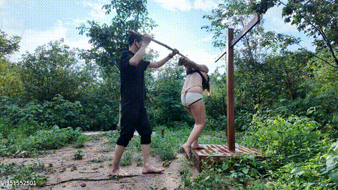 《雯雯雨后野外绳虐》39_p5.gif