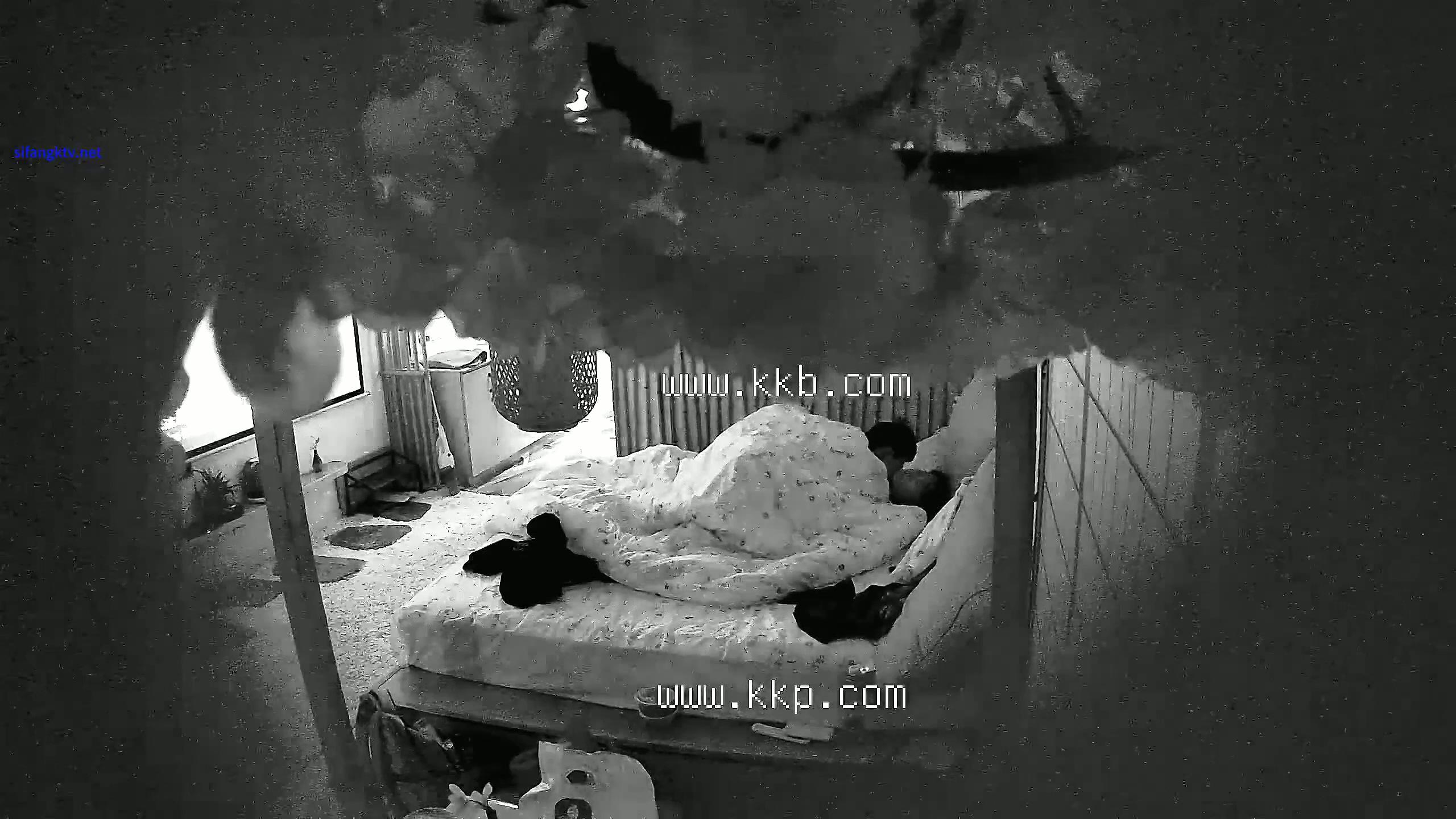 流出酒店偷拍 年轻情侣开房激情啪啪女生声音甜美，呻吟叫声非常的酥软.mp4_20251113_1.jpg