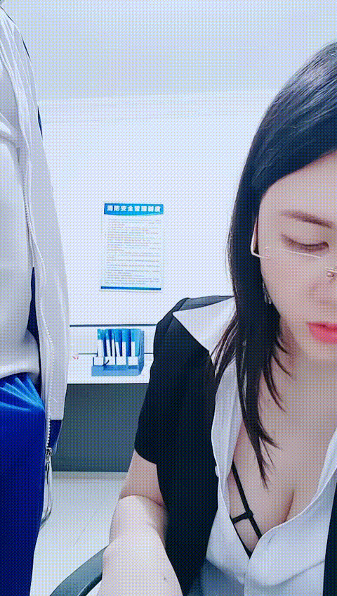 背伦师德】黑丝爆乳女教师勾引补习男学生 看到老师白嫩乳沟 xue气方刚裤裆鼓鼓的 帮老.gif