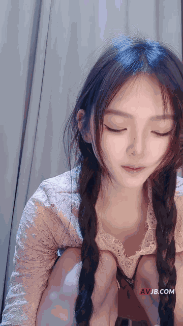 網紅女神下海【小饞貓】好美啊，絕對讓你一眼愛上，真是個超級反差的極品尤物 (2)_sta.gif