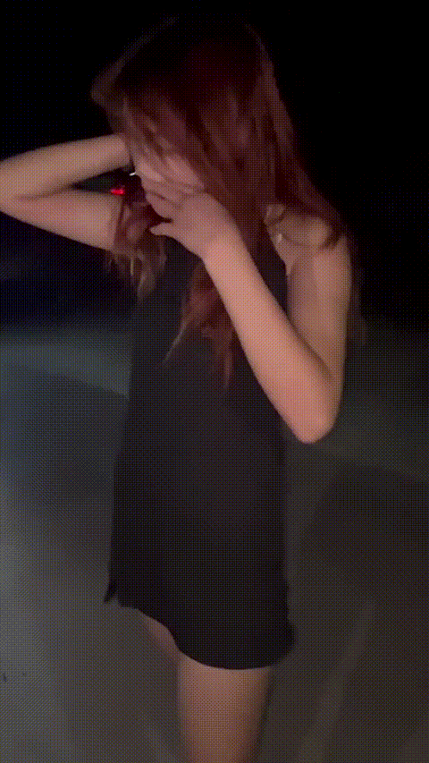 街头霸凌 小美女大街上被一群男女混混扒光衣服用手机拍逼 还嘲笑她逼里面白带好多_p40.gif