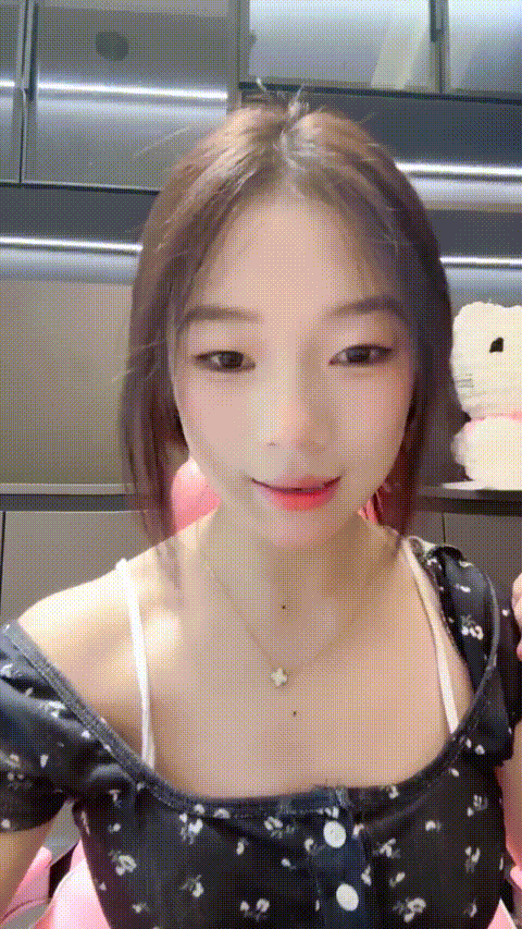 新人学生妹 热舞女神【黎巴啦呀】美乳挺胸~激情裸舞自慰喷水一字马跪地沐浴完美G奶热.gif