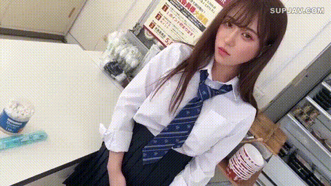 吐血推荐！罕见爆乳又漂亮的萝莉学生妹SPAY382，偷东西被店主发现两个人轮奸她，大眼.gif