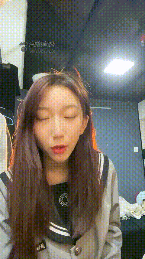 西怡S - 第一视角丝JK皮鞋骂前半小时_p80_compressed.gif