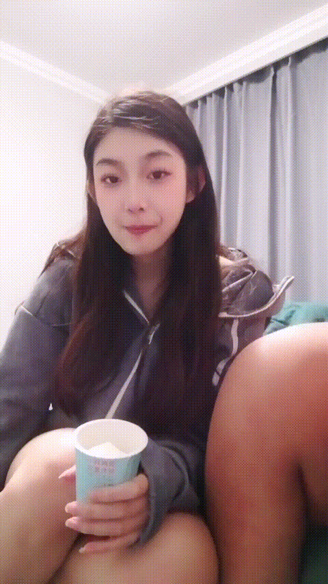 顶级校花【鸭鸭是个M】明星颜值 大奶翘臀 逼毛浓厚 被男友拉去 自慰大鸡巴抽插 啪啪赚.gif