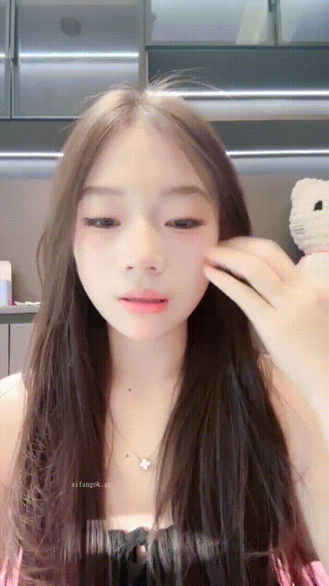 新人学生妹 热舞女神【黎巴啦呀】美乳挺胸~激情裸舞自慰喷水一字马跪地沐浴完美G奶热.gif