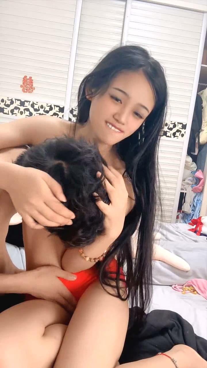 来着大姨妈的小骚妻让小哥在镜头前玩弄给狼友看，吃着骚奶子抠着骚逼，浪叫呻吟淫声荡.jpg