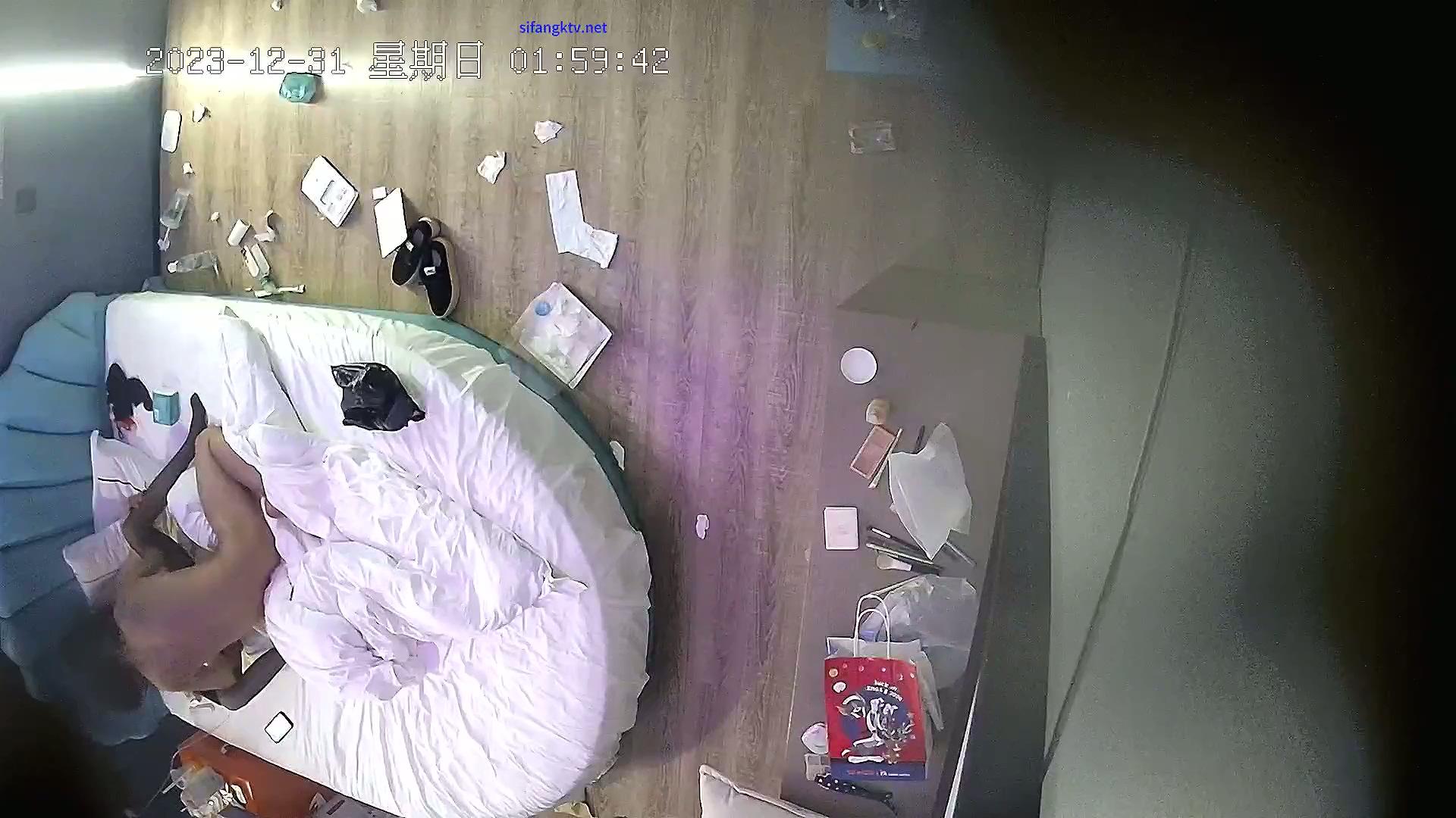 酒店高清精品台多角度偷拍 假期连续开房做爱的年轻情侣穿着黑丝日夜奋战把房间弄得一.jpg