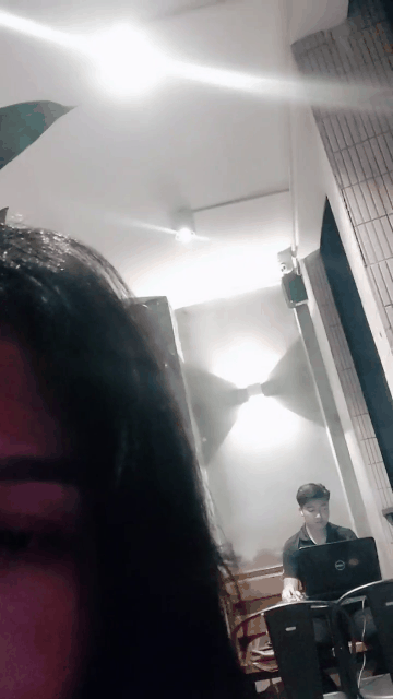⚫️气质御姐公共场合露出，看到年轻人秀恩爱，受不了到洗手间自慰，边抠边喷水，太骚.gif