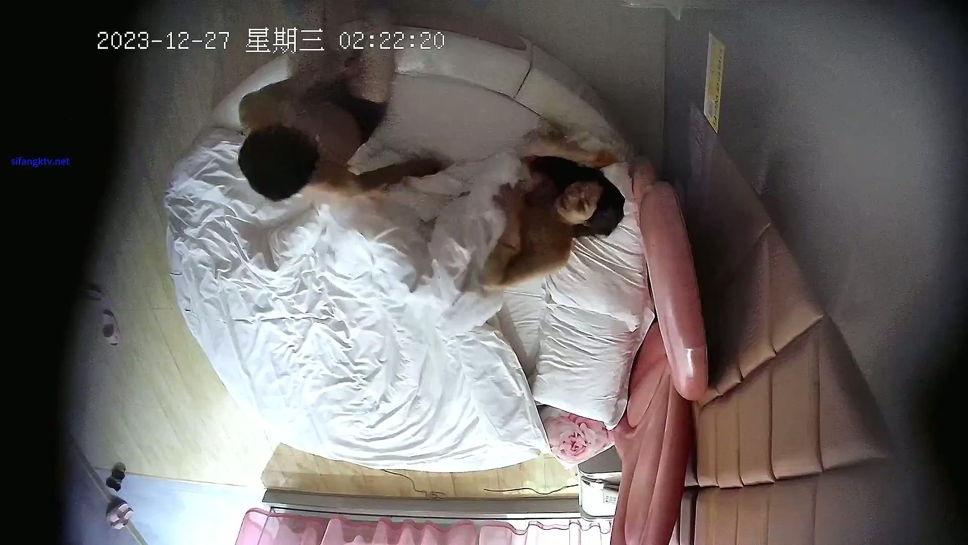 酒店针孔偷拍流出酒店情趣大圆床偷拍 小伙偷情老乡少妇开房过夜躺平随便操.mp4_202511.jpg