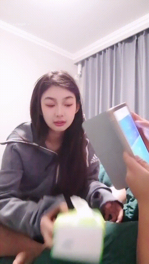 顶级校花【鸭鸭是个M】明星颜值 大奶翘臀 逼毛浓厚 被男友拉去 自慰大鸡巴抽插 啪啪赚.gif