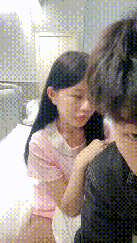 新人巨乳学妹被干【脆弱忧郁】奶子圆滚滚 无套啪啪干爽 全身粉嫩白皙 蝴蝶逼真诱人 (3.gif