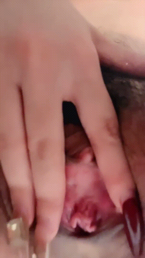 稀有尤物推荐【07阿茶吖】逆天颜值 魔鬼身材收费房道具淫湿喷水 乳夹夹咪咪大屌坐骑爽.gif