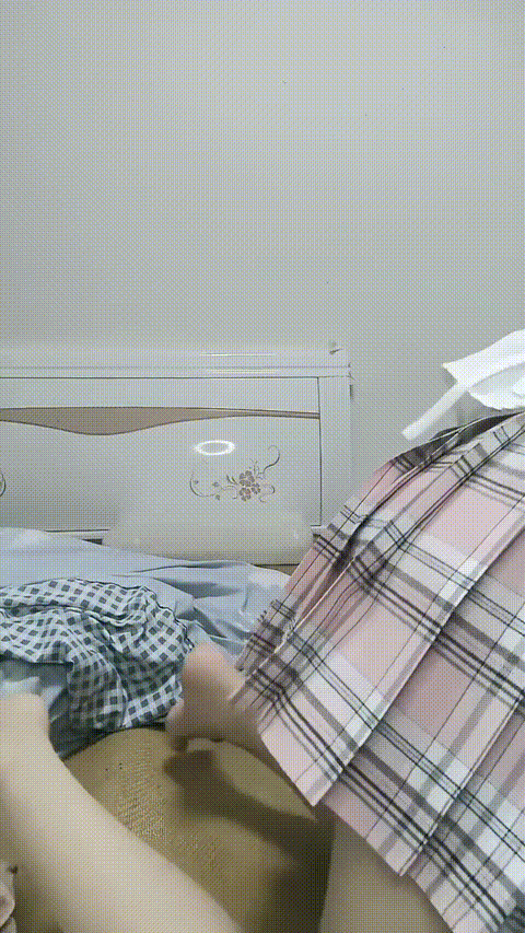 【你的小月月】极品学妹被黄毛给拱了 保证让你垂涎三尺 鸡儿梆硬 身材极美炮友狠揉大.gif