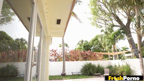 Dealing With My Sexy Stepsister_p5.gif