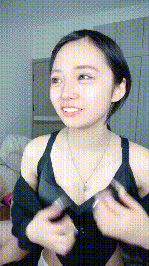 娇小的美少女【小围呐】美乳卡哇伊 无毛嫩穴 大黑牛自慰 假鸡巴插菊花 各种自慰 流白浆 .gif