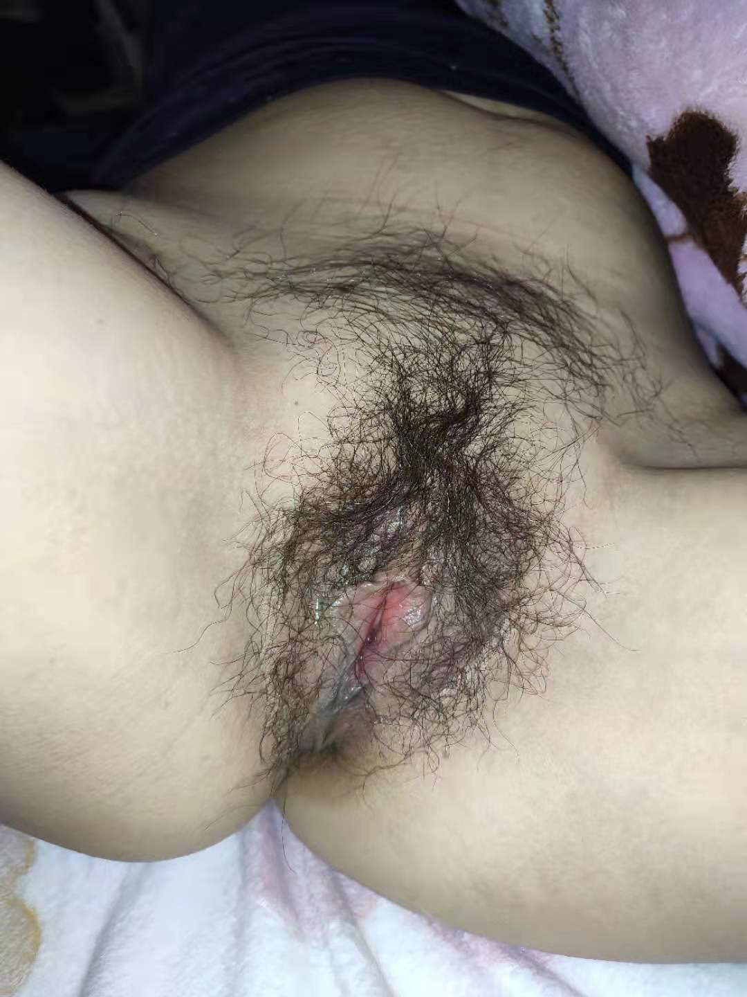 来舔一舔小穴，然后插入