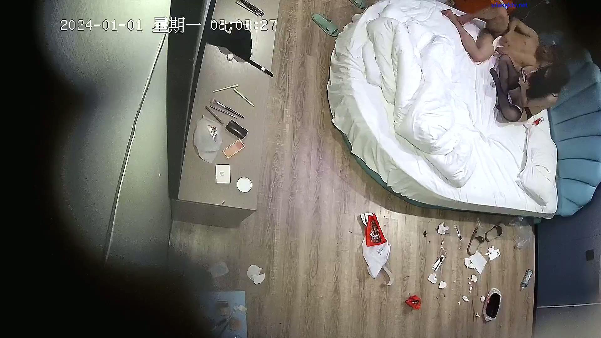 酒店高清精品台多角度偷拍 假期连续开房做爱的年轻情侣穿着黑丝日夜奋战把房间弄得一.jpg