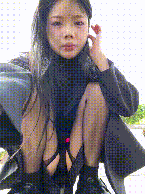 stripchat【Pippin-19】户外小卡哇伊 长相甜美 好身材大长腿极品翘臀 树林 公厕 全裸道.gif
