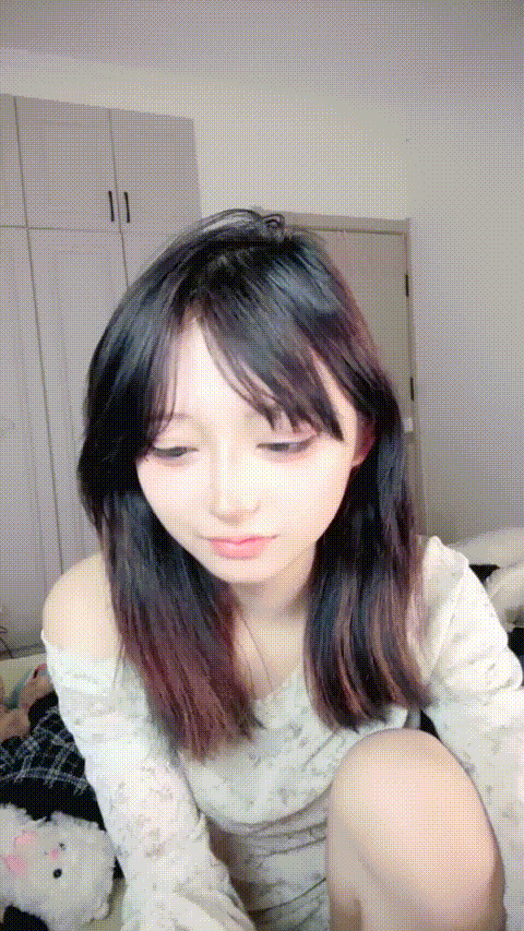 娇小的美少女【小围呐】美乳卡哇伊 无毛嫩穴 大黑牛自慰 假鸡巴插菊花 各种自慰 流白浆 .gif
