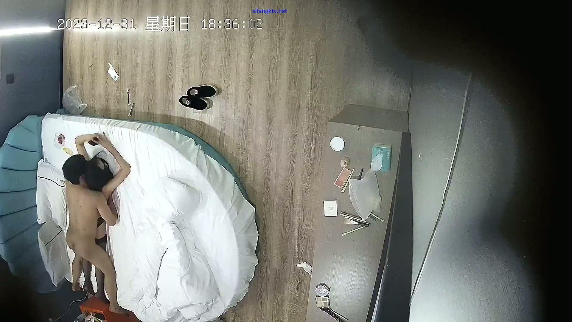 酒店高清精品台多角度偷拍 假期连续开房做爱的年轻情侣穿着黑丝日夜奋战把房间弄得一.jpg