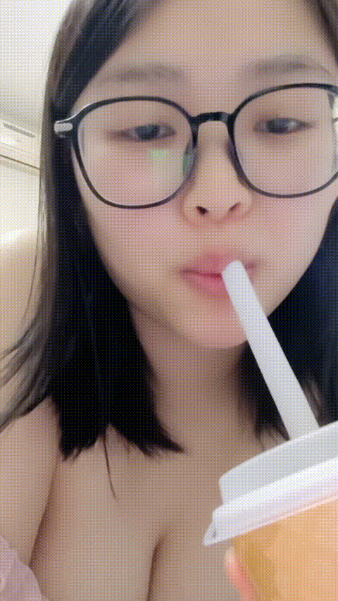 【西安水多多】眼镜学妹 巨乳肥臀 黄瓜抽插 道具自慰 (4)_p5_compressed.gif.gif