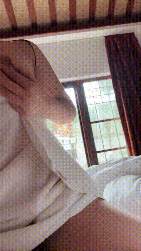 【小鱼糕冷】巨乳空姐 温泉会所 逼毛很多但是逼逼粉嫩 水中无套后入 道具自慰 爽死啦_.gif