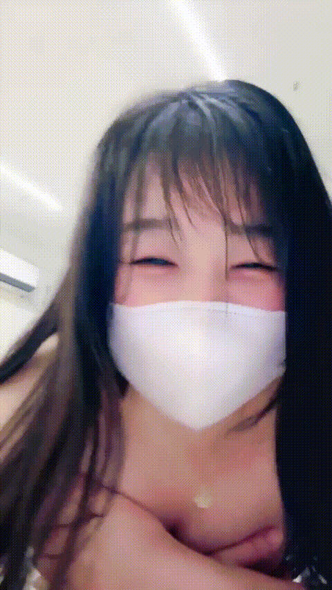 【清纯18岁女孩】美乳学妹 长腿翘臀 逼小还粉嫩 筋膜枪高速自慰 足交 无套猛干 (3)_p4.gif