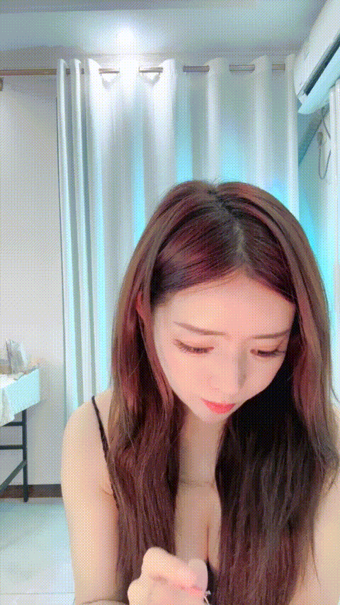 火爆~绿播舞蹈系尤物【无虞】顶级完美身材 狂跳抖音热门歌曲 奶子时不时的蹦出来相当.gif