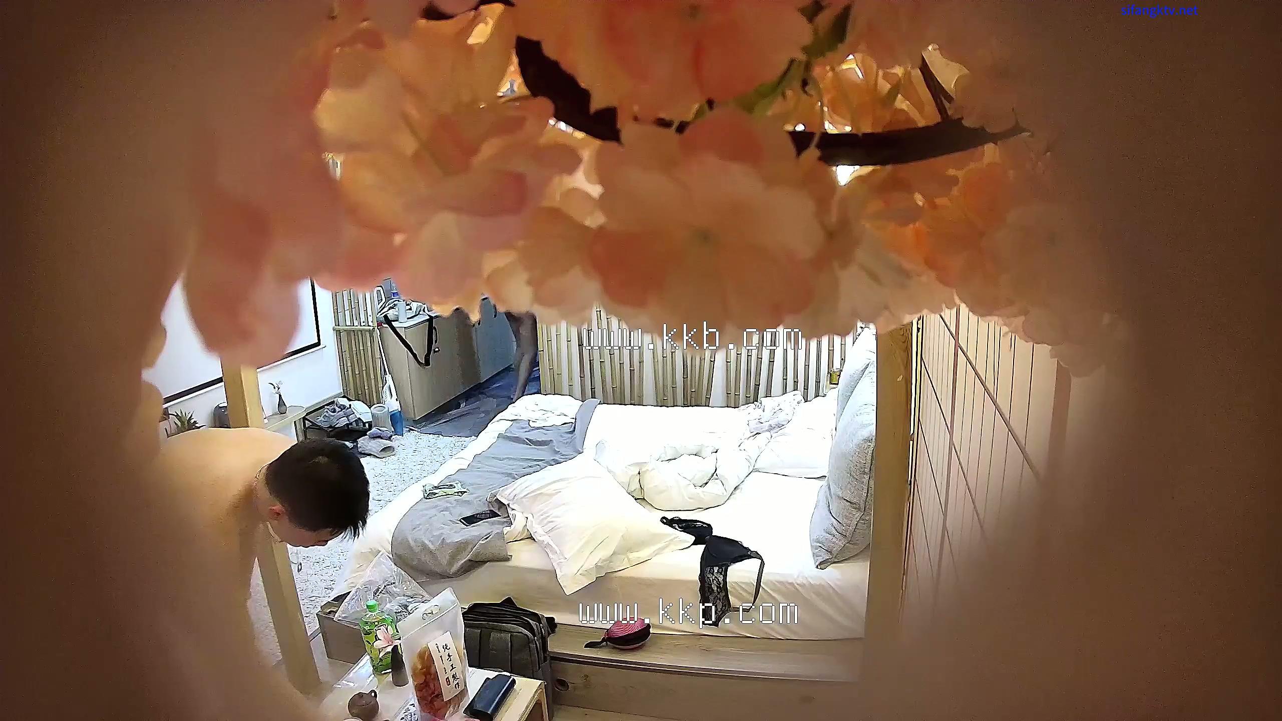 酒店樱花房偷拍 穿上汉服自拍男友把持不住后入超级兴奋.mp4_20251113_130259.808.jpg.jpg