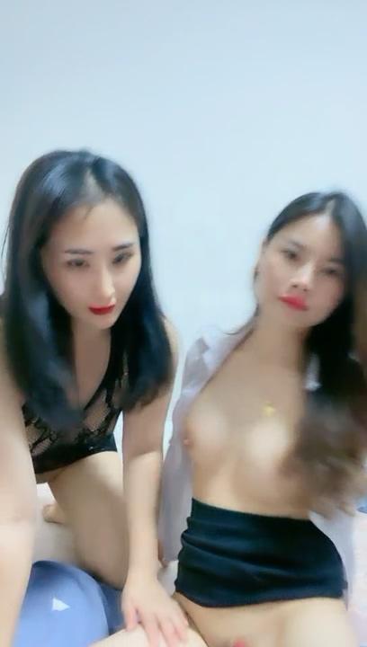 风情妩媚姐妹花全程露脸大秀直播，揉奶玩逼舔弄骚奶，淫声荡语互动撩骚跳蛋塞逼里摩擦.jpg