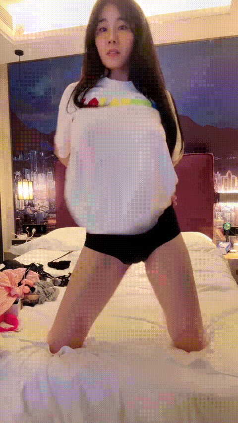【小碧晨】巨乳尤物神似张碧晨揉奶掰穴道具狂震_7_p60.gif