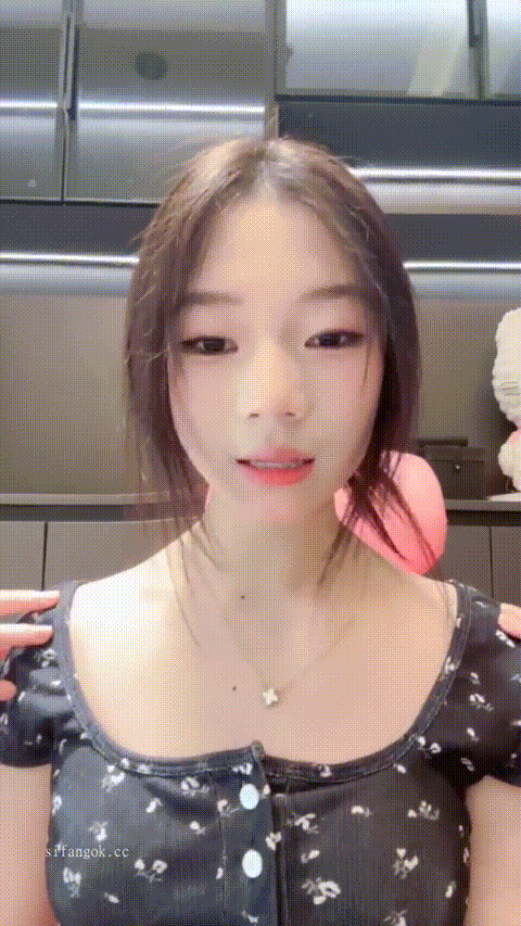 新人学生妹 热舞女神【黎巴啦呀】美乳挺胸~激情裸舞自慰喷水一字马跪地沐浴完美G奶热.gif