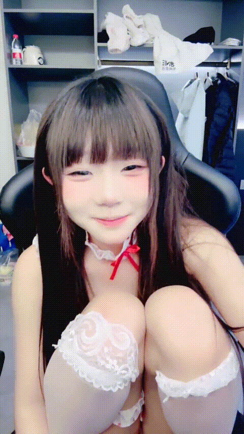 【妹宝】俏皮卡哇伊 粉嫩美乳雪白肌肤 逼抽香烟 捆绑调教 抠挖蹂躏 道具自慰 喷水 无套.gif