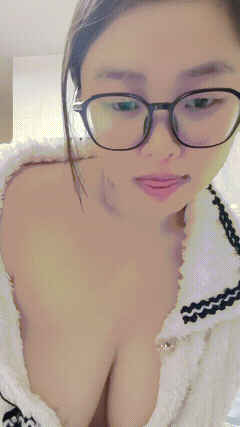 【西安水多多】眼镜学妹 巨乳肥臀 黄瓜抽插 道具自慰 (7)_p40_compressed.gif.gif