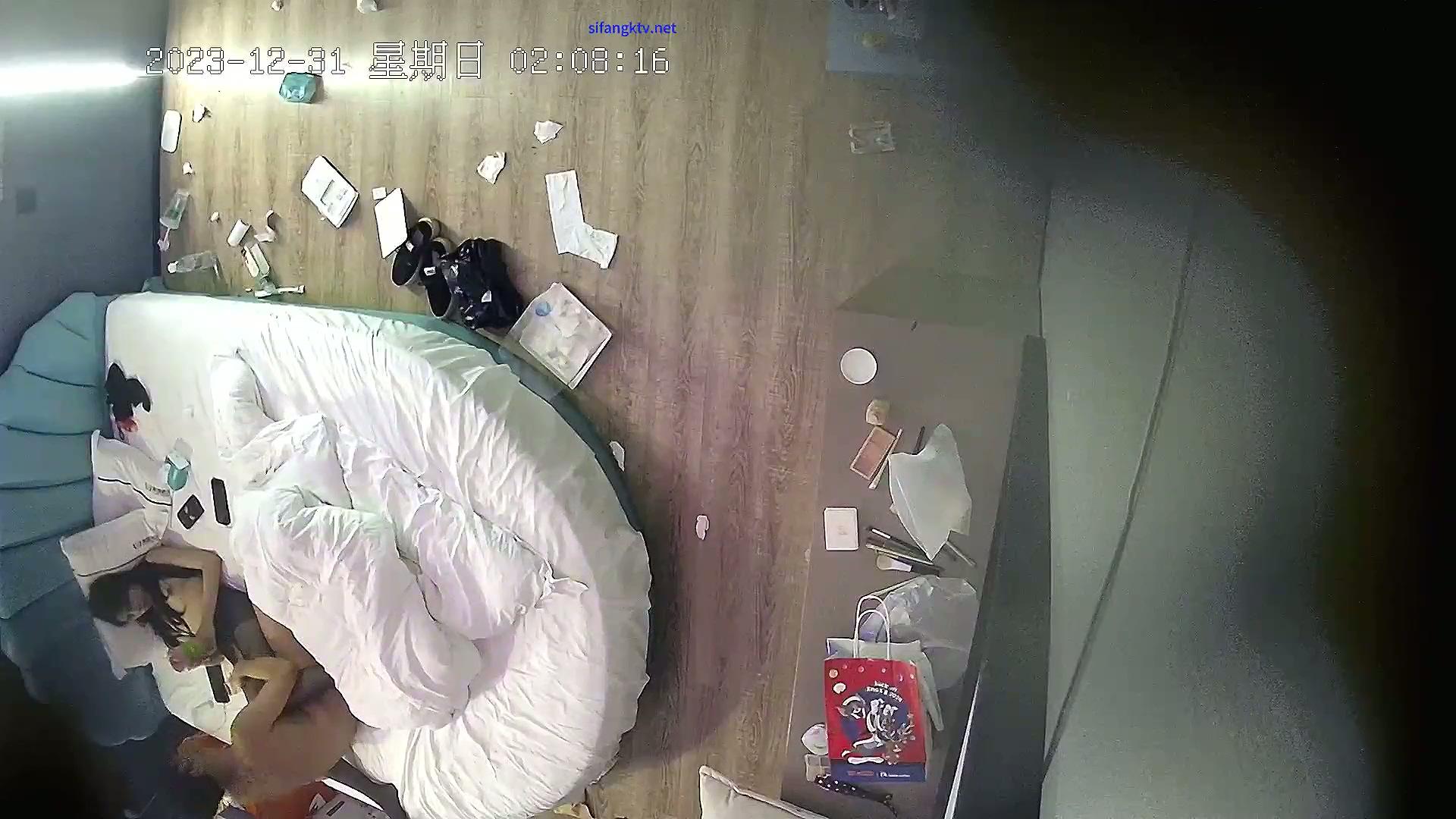 酒店高清精品台多角度偷拍 假期连续开房做爱的年轻情侣穿着黑丝日夜奋战把房间弄得一.jpg