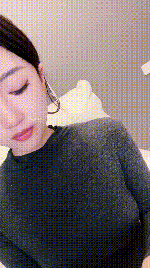 舞蹈校花【小鹿大秀】美腿丝袜~跳蛋道具~高潮流白浆_p80.gif