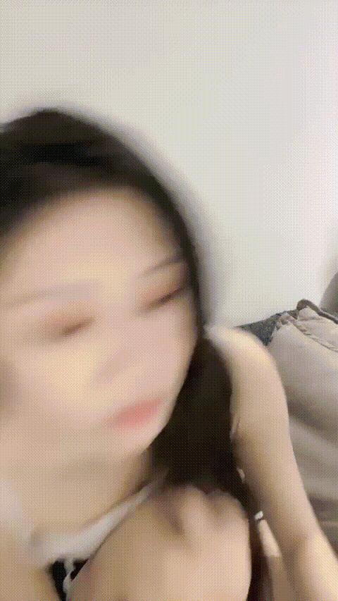 最新流出，高颜值大奶女神姐姐【娇萌小朋友】终于下海了，热舞甩大奶，跳蛋自慰，撸点.gif