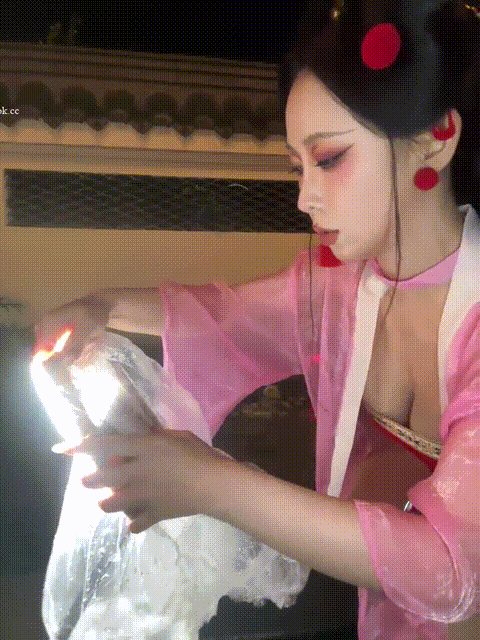 顶级女神【阿依】黑丝大长腿大屁股会发光 大奶子又大又挺 扩阴 大鸡巴跳蛋各种道具 喷.gif