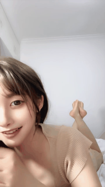 ⚫️最新福利，清纯古韵风，高颜值美人儿【玥玥】下海福利，饱满干净鲍鱼，看女神卖骚.gif