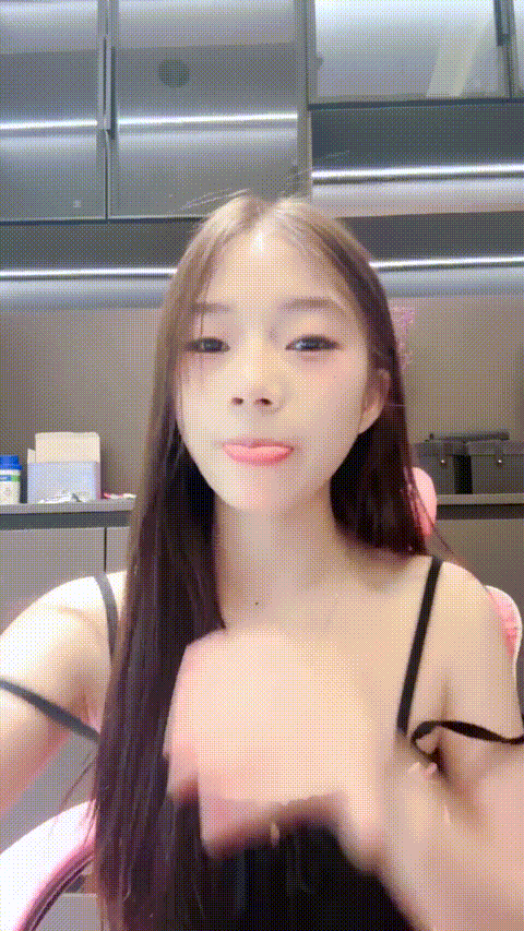 新人学生妹 热舞女神【黎巴啦呀】美乳挺胸~激情裸舞自慰喷水一字马跪地沐浴完美G奶热.gif