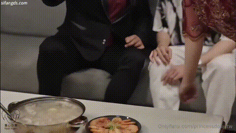 人气巨乳女优【翁雨澄、娃娃】剧情作品新年家庭聚会与小叔子偷情_p5.gif.gif