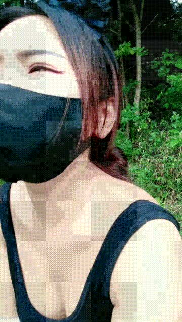 风骚少妇户外勾引田园大哥激情啪啪野战，口交大鸡巴淫声荡语，衣服都没脱就开干激情上.gif