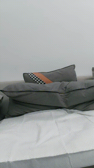 穿吊带睡衣的纹身少女，听狼友指挥脱光光激情大秀，小奶子真诱人，骚穴特写自己抠，道.gif