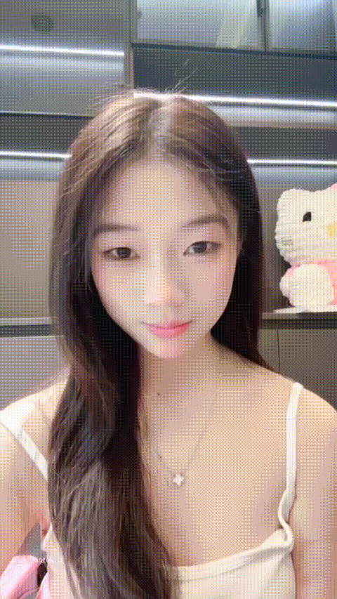 新人学生妹 热舞女神【黎巴啦呀】美乳挺胸~激情裸舞自慰喷水一字马跪地沐浴完美G奶热.gif