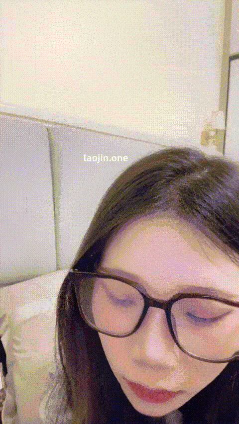 @2026年1月最新，新人，19岁眼镜学妹，【06小猫乖乖】，和男友假期同居生活，反差，粉.gif